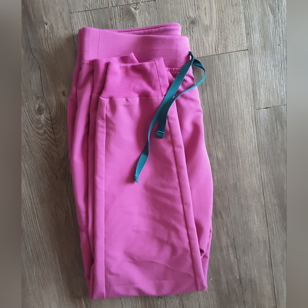 Small regular figs zamora joggers in bright fuscia 🩷 💜